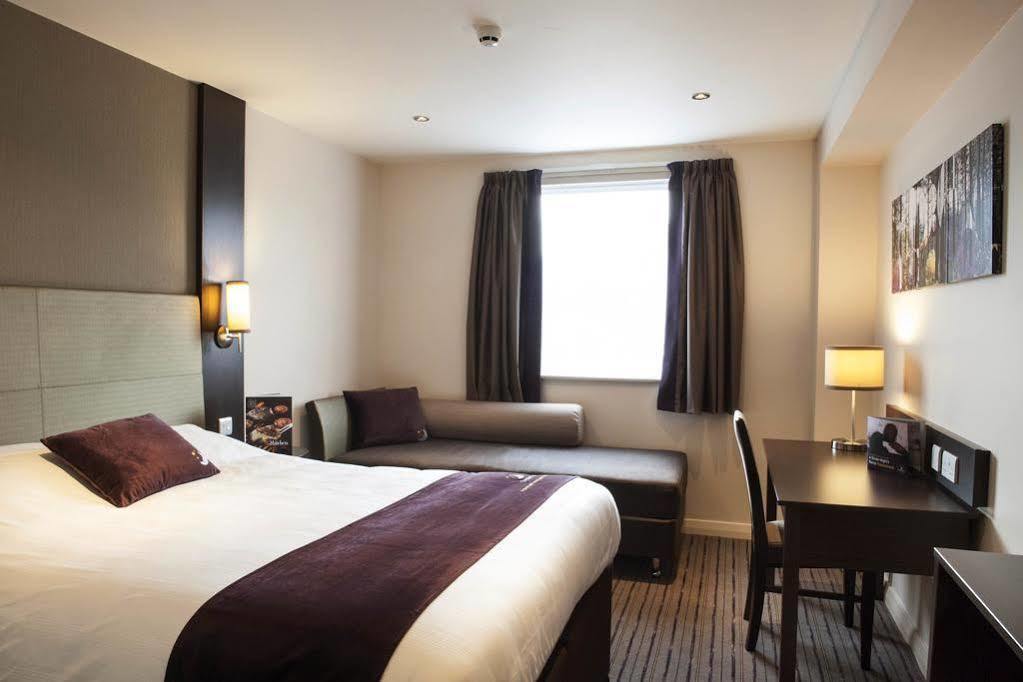 Premier Inn Premier Inn York South West Екстериор снимка